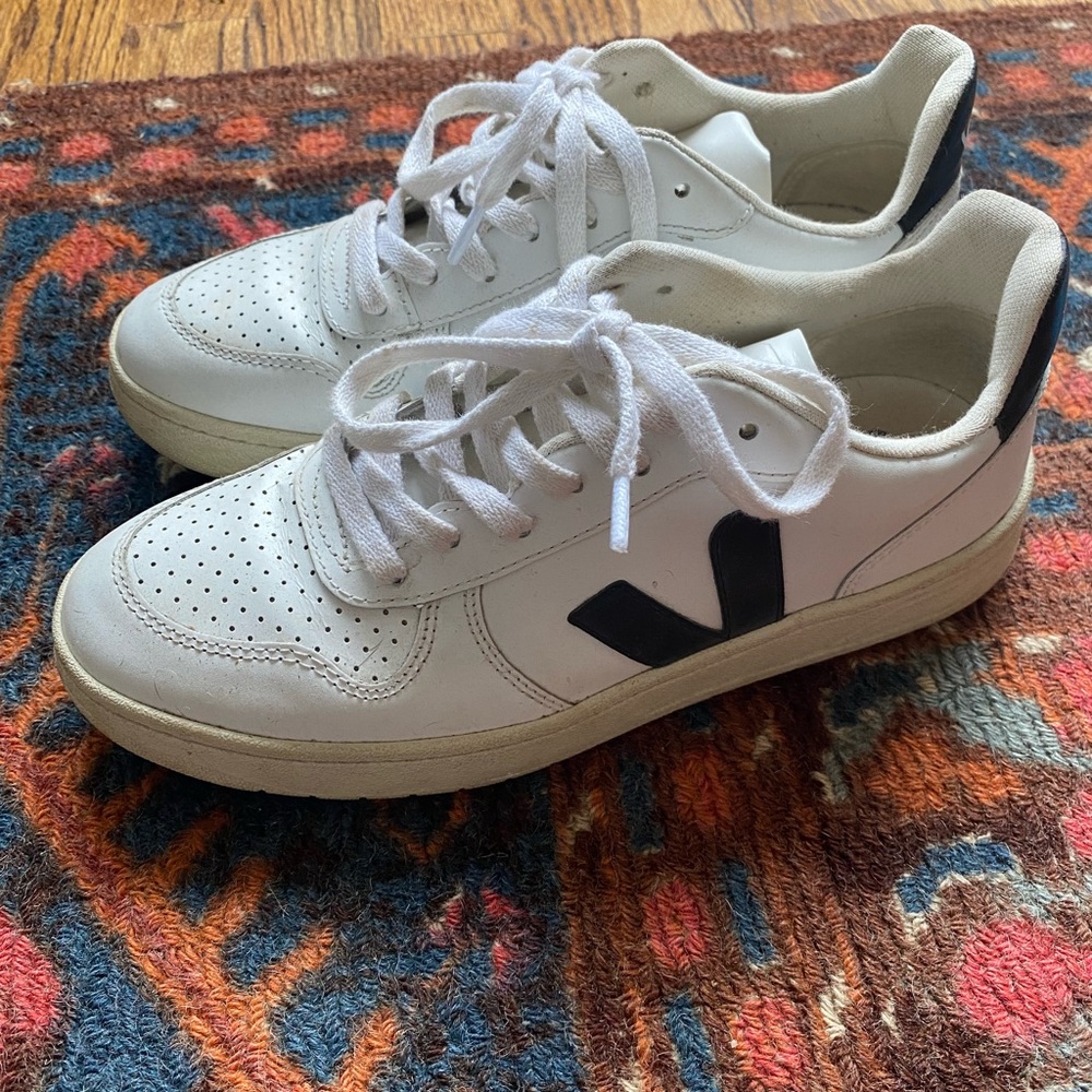 Veja V-10 black and white